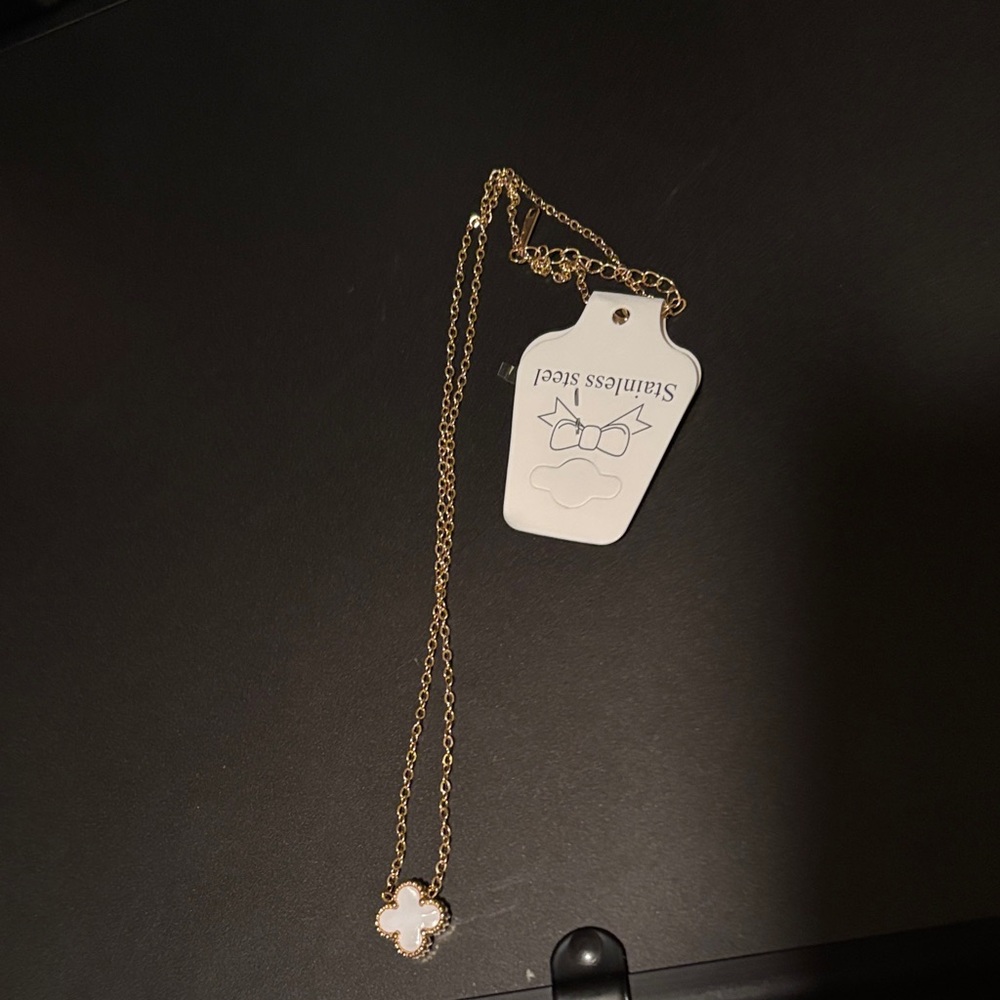 J77 Golden tone Clover Pendant Necklace